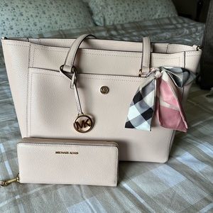 Michael Kors Tote with wallet